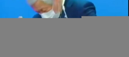«Алсайшы ананы»: Сапарбаев мемлекеттік Елтаңбаны көтеруге еңкеймеді.