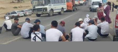Жұмыс сұраған Маңғыстау тұрғындары жолға отырып алды.
