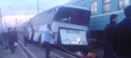 Шамалғанда пойыз бен автобус соғысып, екі адам қаза болды (видео).