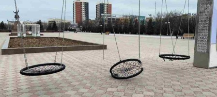 Ақтауда 2,5 миллион теңгеге салынған әткеншектер қирап жатыр.