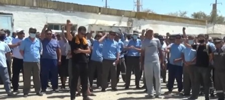 Жаңаөзендік жұмысшылар еңбек дауымен наразылыққа шықты.