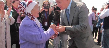 Ахметов Семейдегі көпбалалы отбасыларға жалға берілетін пәтерлерді сыйға тартты.