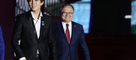 Ақтөбе облысының әкімі Димаш Құдайбергеновті медальмен марапаттады.