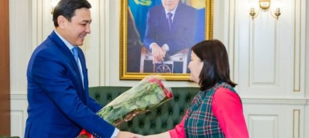 Алтай Көлгінов Жансая Мусинаға екі бөлмелі пәтер беріпті.