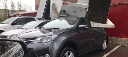 Астанада дауылдан кран құлап, түрлі құрылыс заттары ұшып, көліктер қирады (видео).