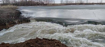 Қарғын су басқан аймақтардағы иесіз үйлерді тонау туралы хабарламалар тарауда.