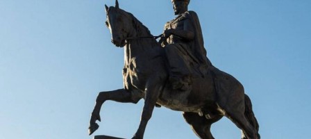 Кенесары ханның ескерткіші реставрациядан кейін қайта орнатылды.