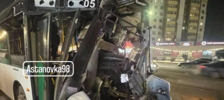 Астанада автобус бағанаға соғылды: зардап шеккендердің біріне шұғыл ота жасалды.
