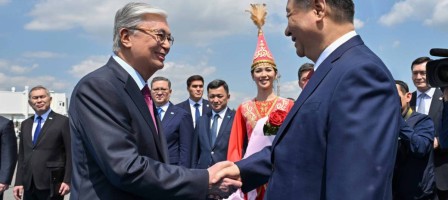 Тоқаев Си Цзиньпинді Астана әуежайынан қарсы алды.