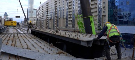 LRT эстакадасының арқалықтарын төсеу кезеңі аяқталды.