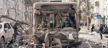 Сум қаласын атқылағанда украиналық әскери қызметкерлерді марапаттап жатқан.