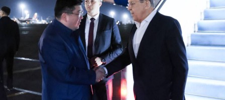 «Мен қазақпын, қырғыз ол – туысқаным»: Қырғызстан президенті ресми кездесуде өлең оқыды.