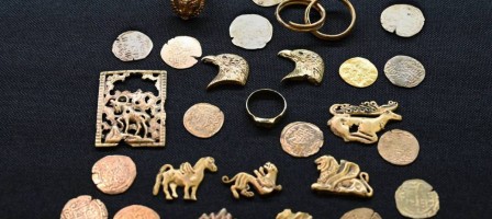 Сақ дәуіріне жататын тарихи зергерлік бұйымдар еліміздің Ұлттық музейіне тапсырылды.