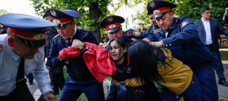 «Бұл дағдарыс қазіргі саяси және экономикалық жүйенің тиімсіздігін көрсетеді».
