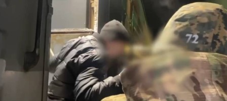 Аса ірі көлемде алаяқтық жасады деген күдікті Ресейден экстрадицияланды.