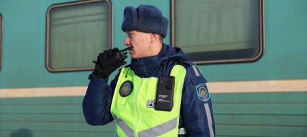 Мас жолаушы пойыз тамбурының әйнегін сындырып 300 мың теңге айыппұл арқалады.