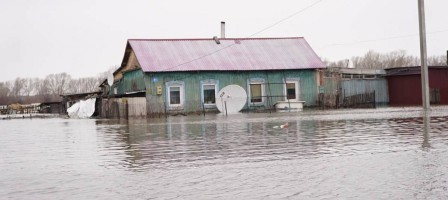 Атбасарда су басқан саяжайдың шатырынан бір адам эвакуацияланды.