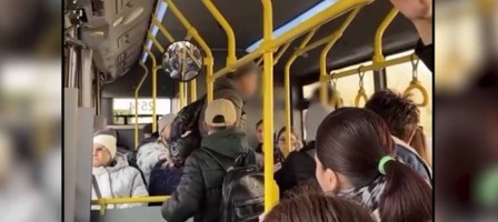 Алматыда автобуста әйелді ұрған 66 жастағы ер адам ұсталды.