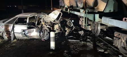 Пойыз бен автокөлік соғылып, үш адам қаза тапты.