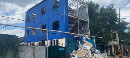 Алматыда соттың шешімімен үш қабатты ғимарат сүріле бастады.
