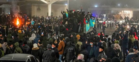 «Қызыл күртеше мен бетперде киген адамдар»: Мәсімовтің мемлекеттік төңкеріс жоспарларын кім жүзеге асырды.