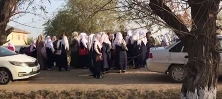 Мектептерде орамал тағуға тыйым салына ма? Жоғарғы Сот жауап берді.