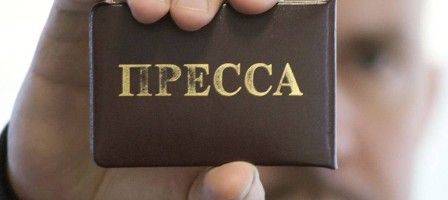 Роман Склярға сұрақ қоймақ болған журналиске полиция формасын кигендер күш көрсеткен.