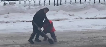 Астанада көше тазалаушыға белгісіз адам шабуыл жасады.