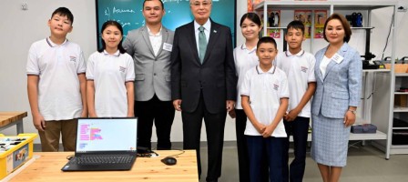 Тоқаев жаңа мектепке автобус пен өз кітабын сыйға тартты.