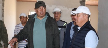 Су тасқыны: Бозымбаев БҚО-да салынып жатқан тұрғын үй құрылысымен танысты.