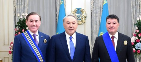 Назарбаев көмекшісін өз атындағы орденмен марапаттады.