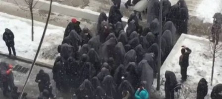 Алматыда қара жамылған борышкерлер банк алдына наразылыққа шықты.
