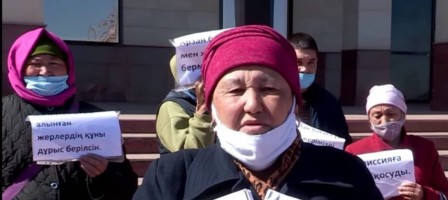 Шымкенттіктер әкімдіктің алдында митинг жасады.