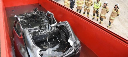 Жол апатынан кейін Tesla автокөлігінің батареясын суыту үшін 11 тонна су мен арнайы контейнер қажет болған.