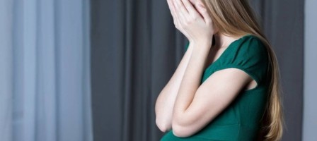 Оқушы мектеп дәретханасында босанған: төрт қызметкер жұмыстан қуылды