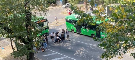 Алматыда электросамокатпен жүрген екі қызды автобус қағып кетті