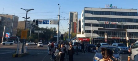 Алматылықтар жер сілкінісі дегенді естіп үйлерінен атып шыға бастады (ВИДЕО)