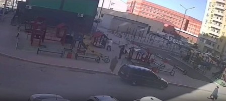 Атырауда ер адам ойын алаңында баланы ұрып тастады