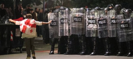 Тбилисидегі наразылық шеруі президент сарайын шабуылдауға ұласты