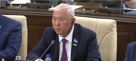 Мұрат Әбенов мемлекеттік телеарналарды сынға алды