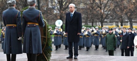 Мемлекет басшысы «Белгісіз жауынгер бейіті» ескерткіш мемориалына гүл шоғын қойды