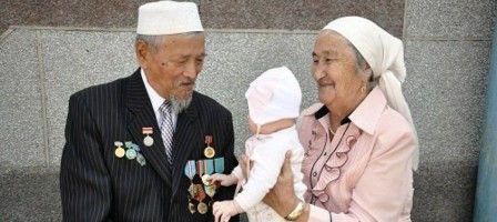 "Баланы ата-әжеге берген дұрыс па?": Танымал журналистің сөзі көпшілікке ой салды