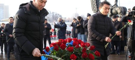 Алматы әкімі «Тәуелсіздік» монументіне гүл шоқтарын қойды