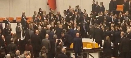 Түркия парламентінде жаңа министрлердің ант беру рәсімі кезінде төбелес болды