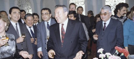"Назарбаев заң жазғанда, өзінің Құдайдан кем емес екенін түсінді" – Ол Конституциялық сотты қалай пайдаланды?