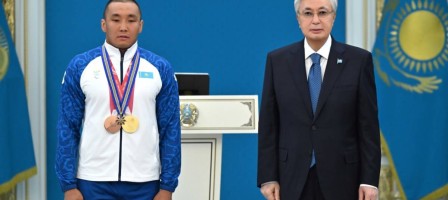 Мемлекет басшысы ХІV Қысқы Паралимпиада ойындарының чемпионы Ербол Хамитовты марапаттады