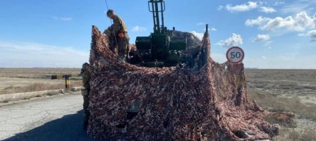 Атыраудағы ірі мұнай кен орны маңында әскери техника пайда болды