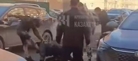 Қостанайда бір топ мас адам полицейді ұрып тастады