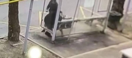 Алматыда белгісіз ер адам аялдамада зейнеткер әйелді аяусыз ұрған