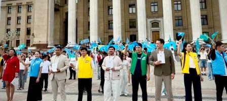 Алматы жастары жаңа Конституцияның күшіне енуін ауқымды перформанстар мен арт-акция арқылы атап өтті